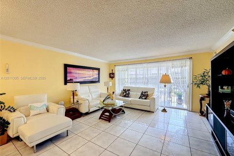 Condo in Hallandale Beach, Florida, 2 bedrooms № 2075184 - photo 16