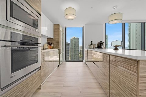 Condominio en alquiler en Miami, Florida, 2 dormitorios, 121.79 m2 № 2060787 - foto 3