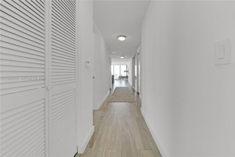 Condominio en alquiler en Miami, Florida, 2 dormitorios, 121.79 m2 № 2060787 - foto 13