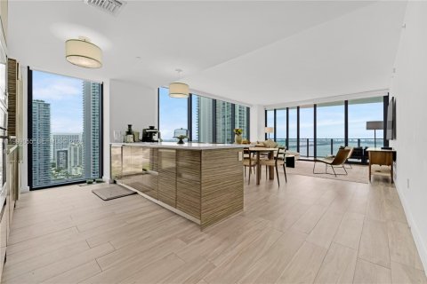 Condominio en alquiler en Miami, Florida, 2 dormitorios, 121.79 m2 № 2060787 - foto 2