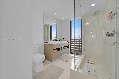 Condominio en alquiler en Miami, Florida, 2 dormitorios, 121.79 m2 № 2060787 - foto 16