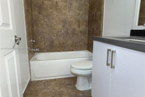 Townhouse in Tamarac, Florida 3 bedrooms, 120.22 sq.m. № 2038593 - photo 8