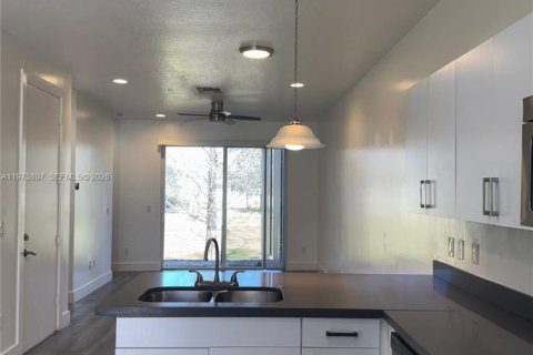Townhouse in Tamarac, Florida 3 bedrooms, 120.22 sq.m. № 2038593 - photo 4