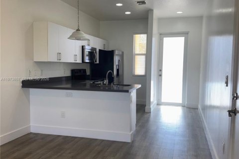 Townhouse in Tamarac, Florida 3 bedrooms, 120.22 sq.m. № 2038593 - photo 2