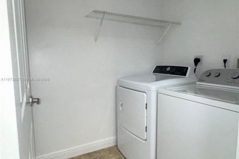 Townhouse in Tamarac, Florida 3 bedrooms, 120.22 sq.m. № 2038593 - photo 9