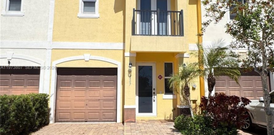 Townhouse in Tamarac, Florida 3 bedrooms, 120.22 sq.m. № 2038593