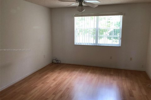 House in Miami, Florida 4 bedrooms, 160.26 sq.m. № 1953506 - photo 10