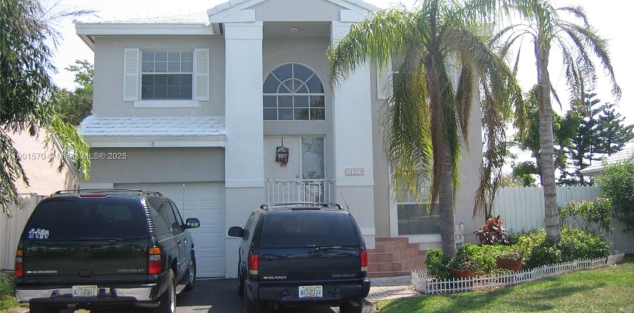 House in Miami, Florida 4 bedrooms, 160.26 sq.m. № 1953506
