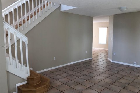 House in Miami, Florida 4 bedrooms, 160.26 sq.m. № 1953506 - photo 3