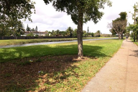 House in Miami, Florida 4 bedrooms, 160.26 sq.m. № 1953506 - photo 12