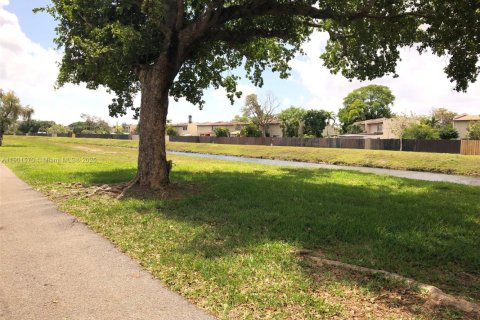 House in Miami, Florida 4 bedrooms, 160.26 sq.m. № 1953506 - photo 11