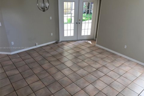 House in Miami, Florida 4 bedrooms, 160.26 sq.m. № 1953506 - photo 25