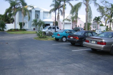 House in Miami, Florida 4 bedrooms, 160.26 sq.m. № 1953506 - photo 29