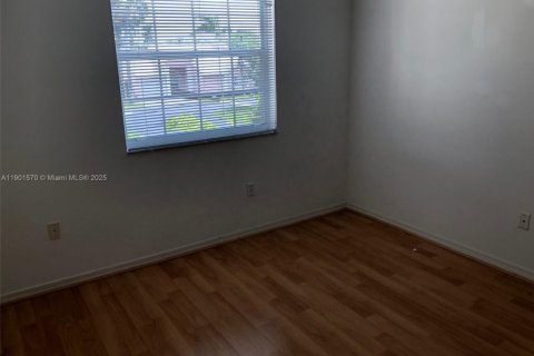 House in Miami, Florida 4 bedrooms, 160.26 sq.m. № 1953506 - photo 9