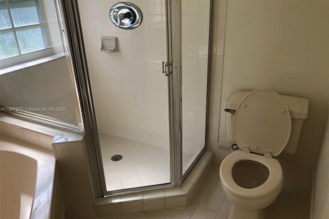 House in Miami, Florida 4 bedrooms, 160.26 sq.m. № 1953506 - photo 22