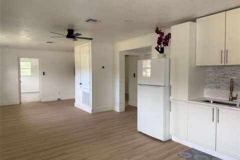 Duplex in De Leon Springs, Florida 5 bedrooms, 176.14 sq.m. № 2266712 - photo 7