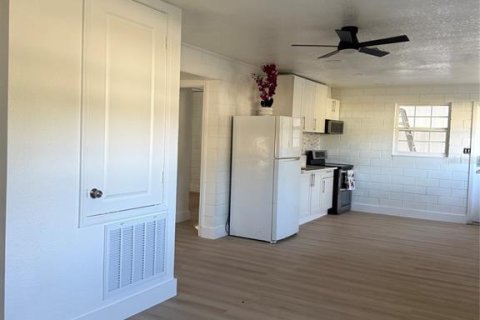 Duplex in De Leon Springs, Florida 5 bedrooms, 176.14 sq.m. № 2266712 - photo 5