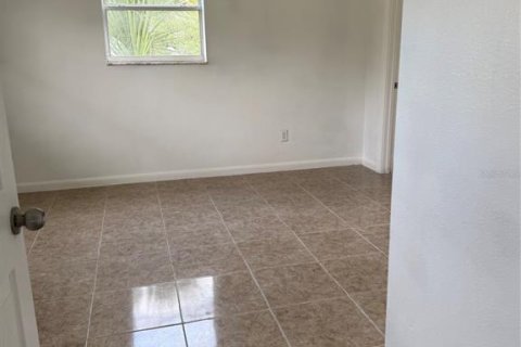 Duplex in De Leon Springs, Florida 5 bedrooms, 176.14 sq.m. № 2266712 - photo 20