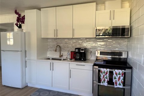 Duplex in De Leon Springs, Florida 5 bedrooms, 176.14 sq.m. № 2266712 - photo 9