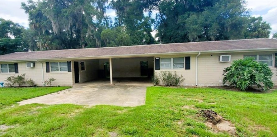 Duplex in De Leon Springs, Florida 5 bedrooms, 176.14 sq.m. № 2266712