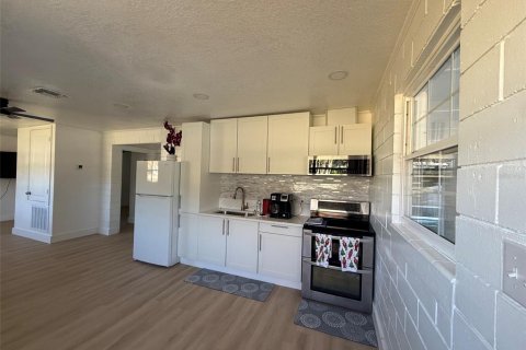 Duplex in De Leon Springs, Florida 5 bedrooms, 176.14 sq.m. № 2266712 - photo 8