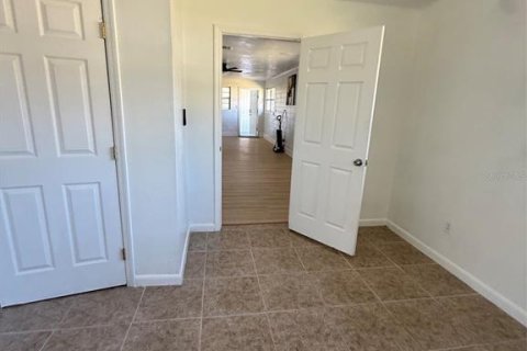 Duplex in De Leon Springs, Florida 5 bedrooms, 176.14 sq.m. № 2266712 - photo 23