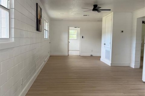 Duplex in De Leon Springs, Florida 5 bedrooms, 176.14 sq.m. № 2266712 - photo 4