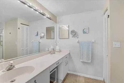 Condo in Bradenton, Florida, 2 bedrooms  № 2195595 - photo 16