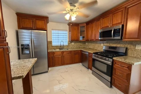 Villa ou maison à louer à Hialeah, Floride: 3 chambres, 96.62 m2 № 2392959 - photo 6