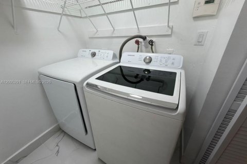 Villa ou maison à louer à Hialeah, Floride: 3 chambres, 96.62 m2 № 2392959 - photo 12