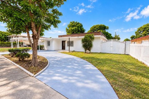 Villa ou maison à louer à Hialeah, Floride: 3 chambres, 96.62 m2 № 2392959 - photo 2