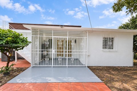 Villa ou maison à louer à Hialeah, Floride: 3 chambres, 96.62 m2 № 2392959 - photo 13