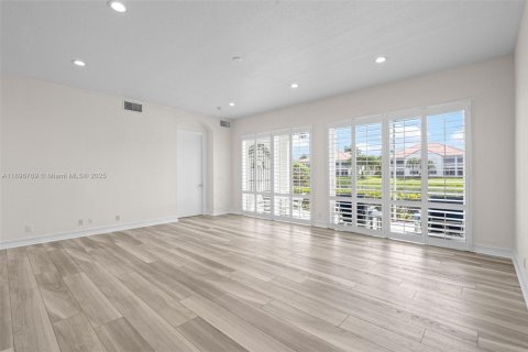 Condo in Palm Beach Gardens, Florida, 3 bedrooms  № 1950953 - photo 4