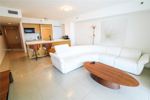 Condo in Hallandale Beach, Florida, 1 bedroom  № 2052825 - photo 2