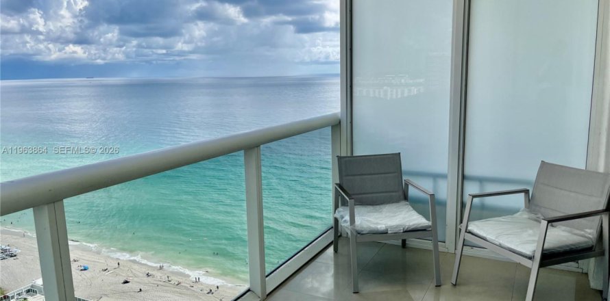 Condo in Hallandale Beach, Florida, 1 bedroom  № 2052825