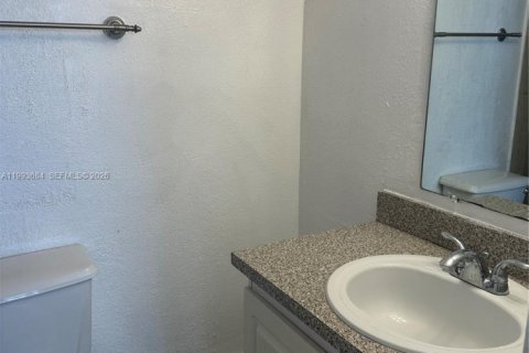 Condominio en alquiler en North Miami, Florida, 2 dormitorios, 88.63 m2 № 2055468 - foto 12