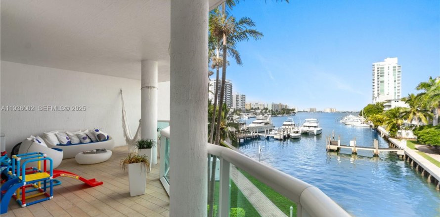 Condominio en North Bay Village, Florida, 3 dormitorios  № 1994439