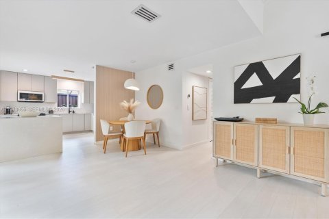 House in Miami, Florida 2 bedrooms, 155.24 sq.m. № 2042952 - photo 9