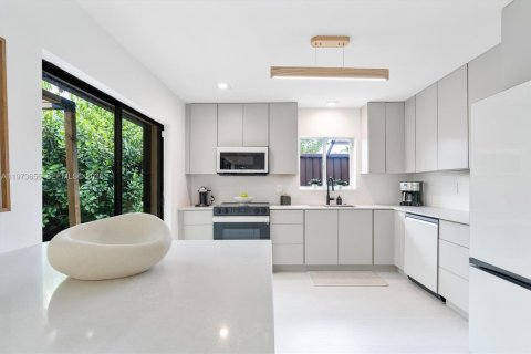 House in Miami, Florida 2 bedrooms, 155.24 sq.m. № 2042952 - photo 10