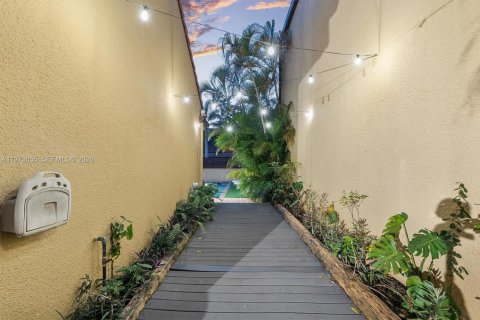 House in Miami, Florida 2 bedrooms, 155.24 sq.m. № 2042952 - photo 30