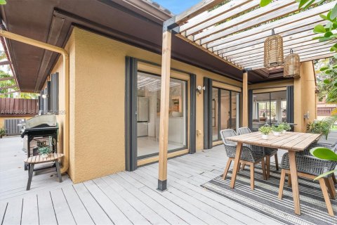 House in Miami, Florida 2 bedrooms, 155.24 sq.m. № 2042952 - photo 13