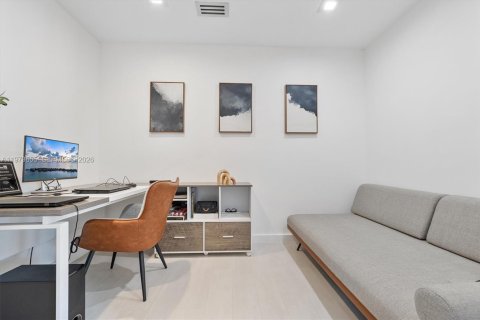 House in Miami, Florida 2 bedrooms, 155.24 sq.m. № 2042952 - photo 15