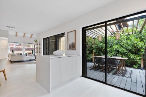 House in Miami, Florida 2 bedrooms, 155.24 sq.m. № 2042952 - photo 11