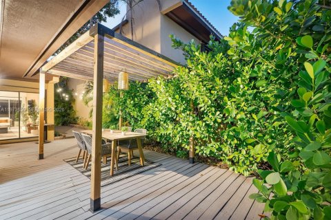 House in Miami, Florida 2 bedrooms, 155.24 sq.m. № 2042952 - photo 29