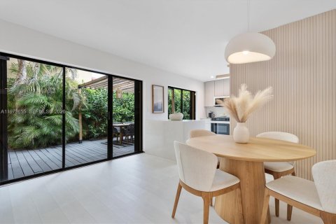 House in Miami, Florida 2 bedrooms, 155.24 sq.m. № 2042952 - photo 8