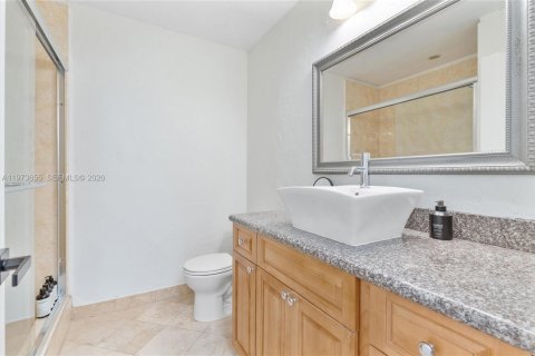 House in Miami, Florida 2 bedrooms, 155.24 sq.m. № 2042952 - photo 18