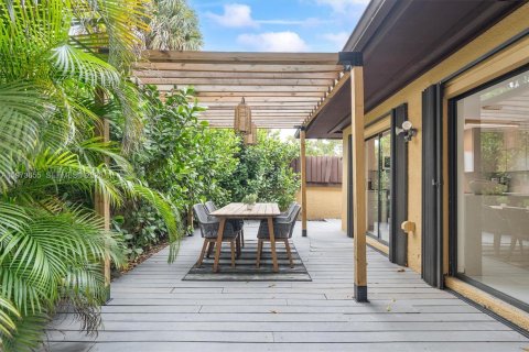 House in Miami, Florida 2 bedrooms, 155.24 sq.m. № 2042952 - photo 12