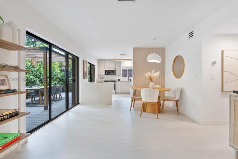 House in Miami, Florida 2 bedrooms, 155.24 sq.m. № 2042952 - photo 6