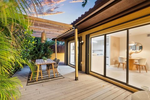 House in Miami, Florida 2 bedrooms, 155.24 sq.m. № 2042952 - photo 7