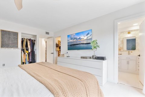 House in Miami, Florida 2 bedrooms, 155.24 sq.m. № 2042952 - photo 20